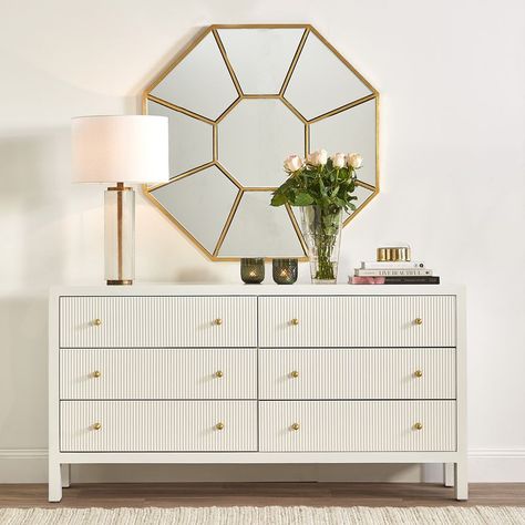 Omg, this is beautiful! I love the details 💕 #indoor #indoorfurniture #drawers #storagechest #livingroom