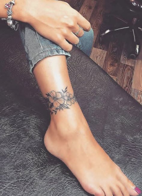 Ankle Cuff Tattoo, Anklet Tattoos For Women, Foot Tattoo Quotes, Tattoo Side, Tattoo Art Design, Small Foot Tattoos, Cuff Tattoo, Tattoo Foot, Tattoo Beautiful