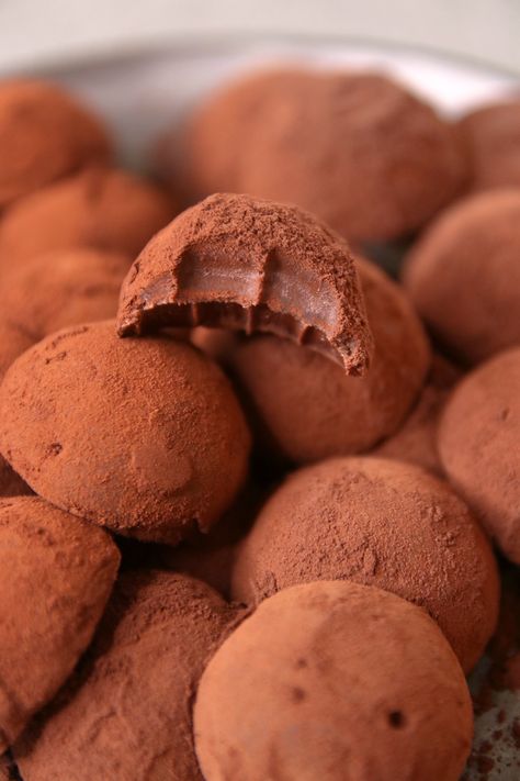 The Easiest Chocolate Truffles in the World Chocolate Truffles Recipe, Easy Truffles, Truffles Recipe, Chocolate Truffles Recipe Easy, Homemade Popsicles, Truffle Recipe Chocolate, Truffle Recipe, Gluten Free Chocolate, Easy Chocolate