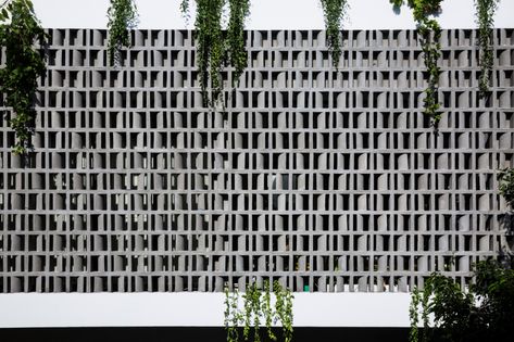 Perforated brick facade shades House for a Daughter in Vietnam Shade House, Wooden Facade, Metal Facade, Green Facade, Concrete Facade, Studios Architecture, Minimal House Design, Brick Architecture, Putrajaya