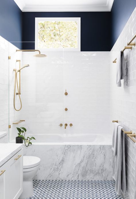 If you've always believed that freestanding bathtubs are the height of luxury: think again. This gallery of inspiring inset bathtub design ideas will show you that opting for a more practical, and space saving tub doesn't mean having to shy away from luxe finishes and style. Shower Bath Combo, Shower Over Bath, Bathtub Design, Bad Inspiration, غرفة ملابس, Trendy Bathroom, Bathroom Design Small, House Bathroom, Free Standing Bath Tub