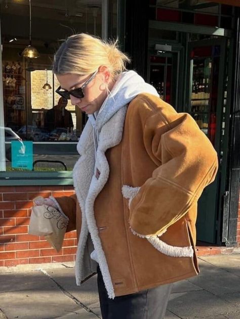 Brown Shearling Jacket, Hoodie Winter Outfit Ideas Lindsey Holland, Denim Moodboard, Shearling Jacket Outfit, Brown Shearling Jacket, Korean Winter Outfits, Best Winter Coats, Korean Fashion Winter, Houndstooth Coat, Stylish Winter Outfits