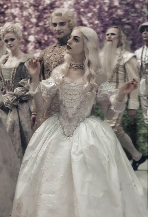 The White Queen Alice In Wonderland Anne Hathaway, Alice In Wonderland Queen White, White Queen Alice In Wonderland Dress, Alice In Wonderland The White Queen, Queen Outfits Royal Dress, The White Queen Aesthetic, White Queen Castle, White Queen Alice In Wonderland Costume, White Queen Outfit