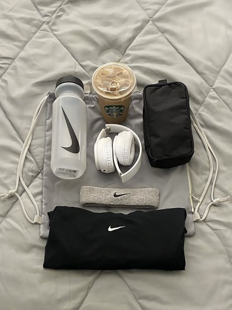 Gym Supplies, Gym Bag Essentials, Fitness Vision Board, Foto Top, Gym Aesthetic, Gym Photos, Airpods Max, Sports Aesthetic, Gym Essentials