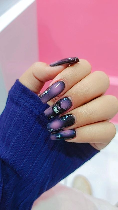 #kuromi #kurominails #blacknails #pinknails #auranails #nails #trendy #cutenails #unasdekuromi #sanrio #sanrionails Kuromi Nails Short, Gel Nails Purple, Kuromi Nails, Black And Purple Nails, Purple And Pink Nails, Purple Gel Nails, Nail Art Simple, Holloween Nails, Purple Nail Art