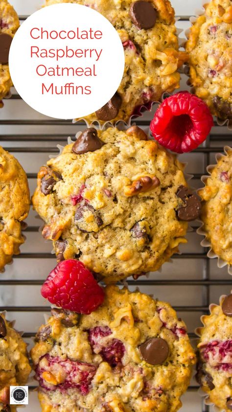 Raspberry Oatmeal Muffins, Oatmeal Muffins Healthy, Oatmeal Muffin Recipes, Raspberry Oatmeal, Fruit Muffins, Fakeaway Recipes, Raspberry Muffins, Chocolate Banana Muffins, Oat Muffins