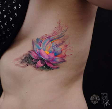 Freehand watercolor lotus flower done on girls side by Alberto Cuerva, an artist working in Southampton, England. Watercolor Lotus Tattoo, Simple Lotus Flower Tattoo, Lotusblume Tattoo, Small Lotus Flower Tattoo, Colorful Flower Tattoo, Tattoos Tiny, Lotus Flower Tattoo Design, Tato Jari, Watercolor Lotus