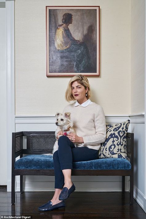 Welcome: Selma Blair opens the door of her 1950s Cape Cod–style home in Studio City, LA, t... Selma Blair Hair, Selma Blair Style, Cape Cod House Interior, Cape Cod Style Home, Blair House, Cape Cod Cottage, Preppy Decor, Cape Cod Style House, Cape Cod Style