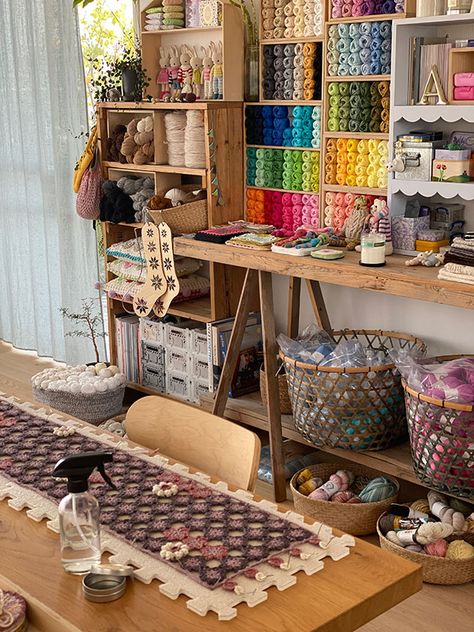 Knitting Room Organization, Knitting Home Decor, Crochet Room Organization, Knitting Workspace, Knitting Organization Ideas, Knitting Room Ideas, Crochet Shop Ideas, Crafting Room Ideas, Crochet Craft Room