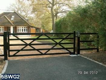 Metal Farm Gates Entrance Driveways, Driveway Entry Gate Ideas, Farmhouse Driveway Gates, Gate For Driveway Entrance, Metal Driveway Gates Design, Ranch Gates Entrance Ideas Metal, Gate Entrance Landscaping Ideas, Metal Gate Ideas, Driveway Gates Metal