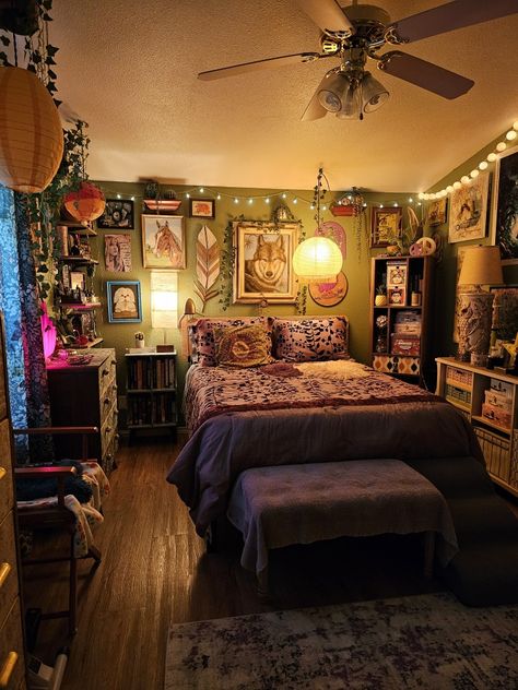 Hipster Bedroom Aesthetic, 90s Witchy Bedroom, Earthy Bedroom Black Women, Room Ideas Aesthetic Painting, Hobbit Style Bedroom, Room Ideas Bed In The Middle, Whimsigoth Bedding Set, Whismgoth Bedroom, Bedding Whimsigoth