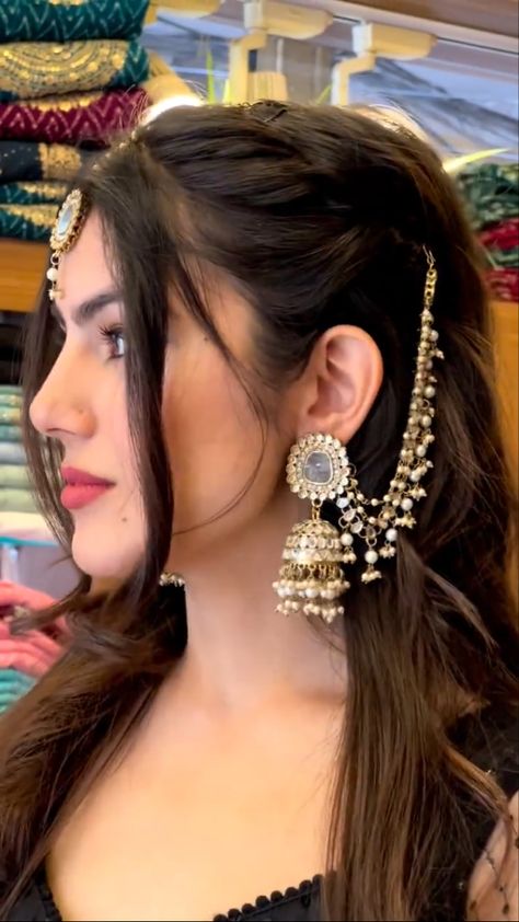 Earring With Hair Chain Indian, Indian Wedding Hair And Makeup, Sahara Jhumka Hairstyle, Sahara Hairstyle, Earchain Indian Hairstyle, Ear Chain Hairstyle, Jhoomer Hairstyle, Bahubali Earrings Hairstyle, Jhumka With Ear Chain Hairstyle