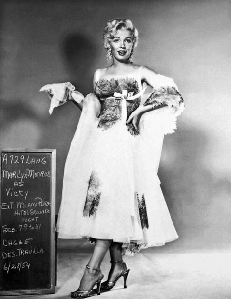 Marilyn Monroe screen test 1953 No Business Like Show Business, Marilyn Monroe Costume, Hair Test, Robes Glamour, Screen Test, Imperfection Is Beauty, Joe Dimaggio, Norma Jean, Norma Jeane