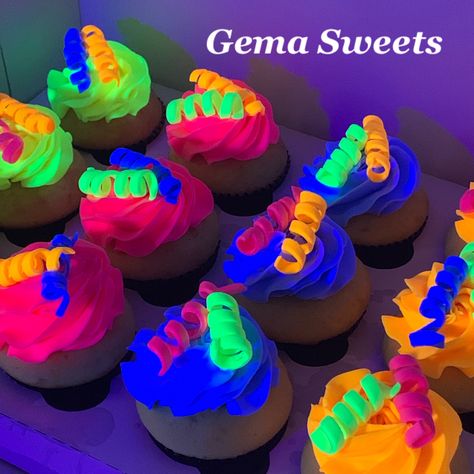 Dark Cupcakes, Glow In The Dark Cupcakes, Neon Cupcakes, Neon Birthday Cakes, Neon Pool Parties, Galaxy Desserts, Glow Theme Party, Neon Cakes, Neon Food