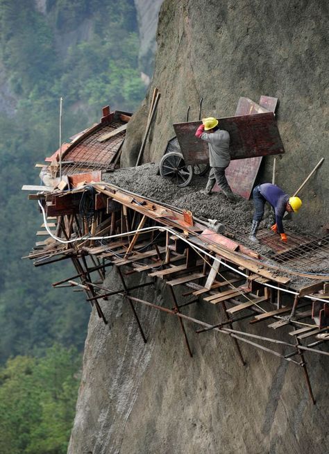 Construction workers building new road to attract tourists. Pingjiang, Hunan province, China - 09 Apr 2015 Dangerous Roads, Foto Langka, Scary Places, Foto Tips, New Roads, 웃긴 사진, Civil Engineering, Health And Safety, The Good Place