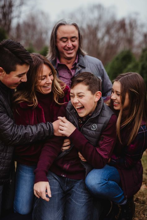 Tree Farm Photography, Family Photo Outfits Winter, Winter Christmas Tree, Family Portrait Poses, Fall Family Photo Outfits, Family Christmas Pictures, Family Picture Poses, Farm Photography, Photography Poses Family