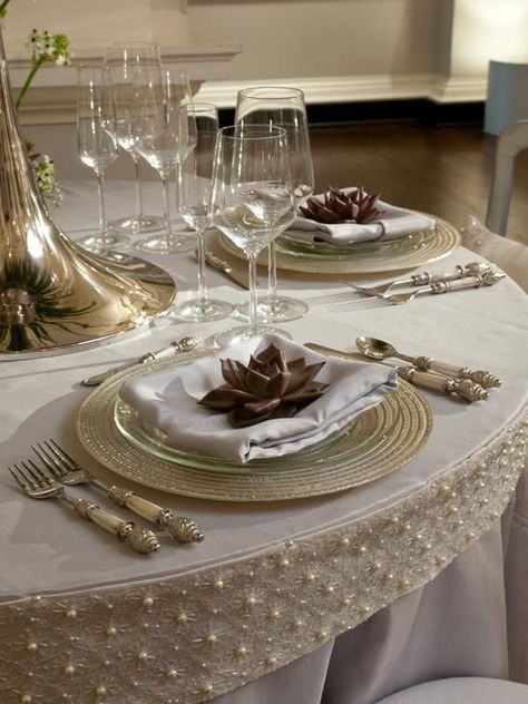 **Jaynes Cozy Corner** Raindrops And Roses, Deco Table Noel, Beautiful Tablescapes, Wedding Table Linens, Elegant Table Settings, Silvester Party, Beautiful Table Settings, Elegant Dinner, Pretty Tables