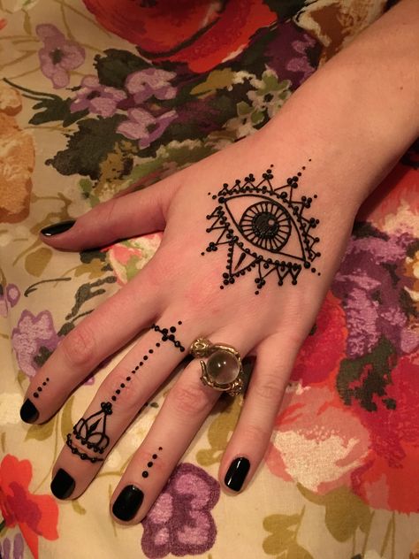 Eyeball Henna Designs Evil Eye, Eye Henna Tattoo, Henna Eye Designs, Eye Henna Design, Henna Face Designs, Witchy Henna Designs, Boho Henna Designs, Henna Designs Beginner, Simple Henna Designs For Beginners Hand