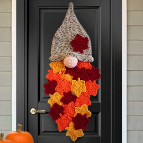 Gnome Wall Hanging, Leaf Gnome, Leaf Wall Hanging, Crochet Pour Halloween, Thanksgiving Crochet, Autumn Crochet, Crochet Wreath, Fall Crochet Patterns, Confection Au Crochet