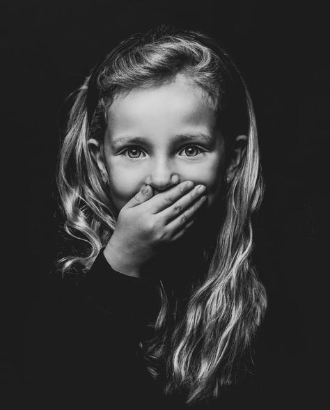 Black Background Photography Portraits, Black And White Kids Portraits, Indoor Photoshoot Ideas Kids, Portrait Prompts, Kids Portrait Studio, Black Background Portrait, Toddler Portraits, Foto Kids, Shooting Studio