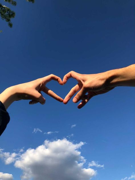 A lovely little heart in front of a pretty sky with a lovely woman :) Couple Wallpaper Ideas, Holding Hands Images, Best Couple Wallpaper, No Face Couple Photos, No Face Couple, Hands Holding Heart, Girls Holding Hands, Lovers Hands, Walpapers Cute