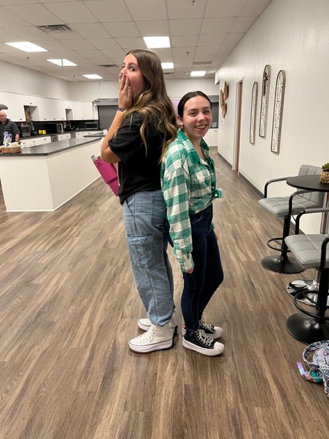 the height difference 😂 Best Friend Height Difference, Height Difference Friends, Height Difference, Bff Goals, My Bestie, Two Girls, In The Heights, Vision Board, Sofa