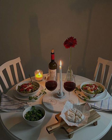 Romantic Dinner Tables, Dinner Date Aesthetic, Romantic Dinner Decoration, Couples Dinner, Romantic Date Night Ideas, Valentine Dinner, Dinner At Home, Dinner Decoration, Candle Light Dinner