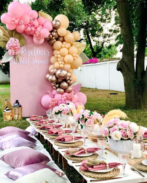 Pink Bridal Shower Picnic, Bridal Shower Outdoor Decorations, Outdoors Bridal Shower Ideas, Picnic Event Decor, Bridal Shower Outdoor Decor, Picnic Bridal Shower Ideas Decor, Bridal Shower Picnic Ideas, Bridal Shower Setup Ideas, Bridal Shower Picnic Theme