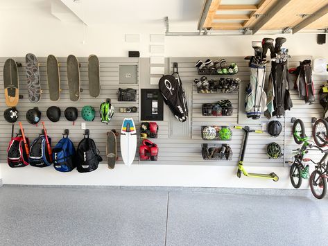 Modern Garage Design, Slat Wall Storage, Garage Wall Organizer, Shelves Garage, Casa Garage, Garage Wall Storage, Garage Storage Inspiration, Bike Storage Garage, Garage Design Interior