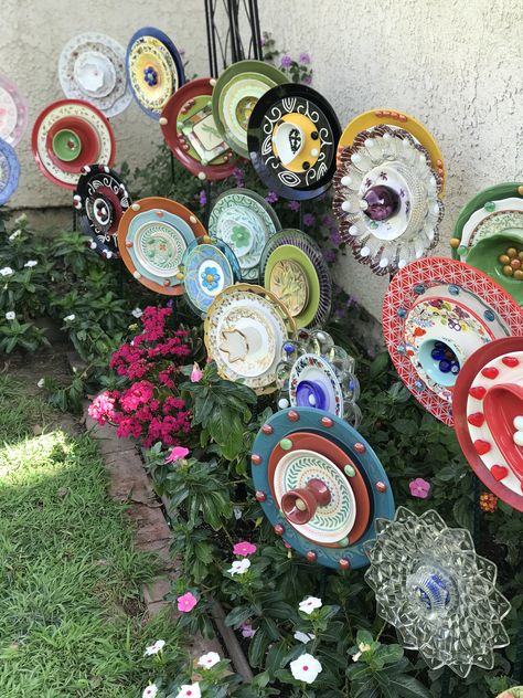 Recycled Glassware, Plate Flowers Garden, Glassware Garden Art, Glass Wear, Plate Flowers, Garden Totems, Glass Garden Flowers, Glass Plate Flowers, Garden Fun