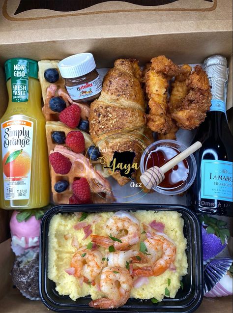 Breakfast Delivery Packaging, Brunch Box Ideas, Brunch Box Breakfast, Breakfast Box Ideas, Brunch Basket, Brunch Sale, Breakfast Boxes, Breakfast Delivery, Breakfast Gift Basket