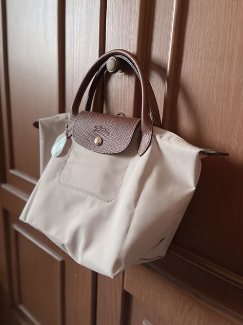 Longchamp Small Bag, Longchamp Le Pliage Outfit Medium, Longchamp Aesthetic, Longchamp Le Pliage Outfit, Euro Winter, Long Champ Bag, Longchamp Le Pliage Medium, Longchamp Medium, Tote Bag Outfit