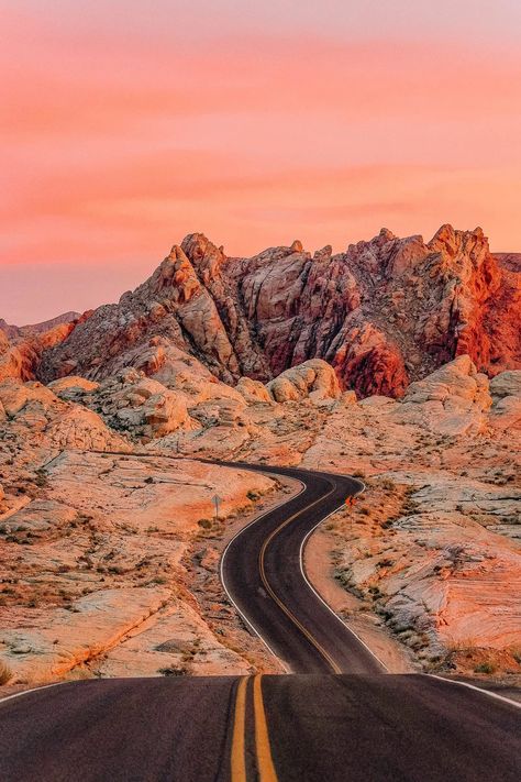 11 Best Places In Nevada To Visit - Hand Luggage Only - Travel, Food & Photography Blog Wild West Road Trip, Southwest Scenery, Adventurous Aesthetic, Arizona Pictures, West America, Aesthetic Desert, American Roadtrip, Mexico Desert, Aesthetic Adventure