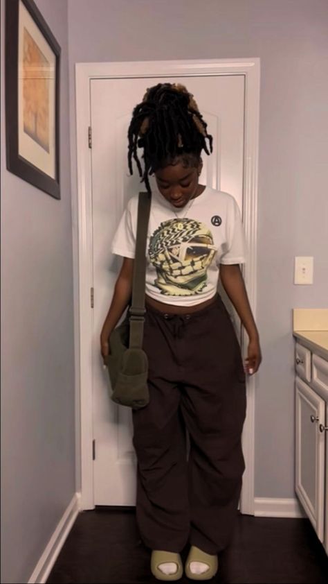 Earthy Pants Outfits, Black Women Thrifted Outfits, Brown Pants Outfit Streetwear, Vintage Pants Outfit Woman, Black Teen Girl Streetwear, Lucky Daye Concert Outfit, Baggy Clothes Black Women, Ytk Fashion Outfits, Spiritual Fashion Boho Style