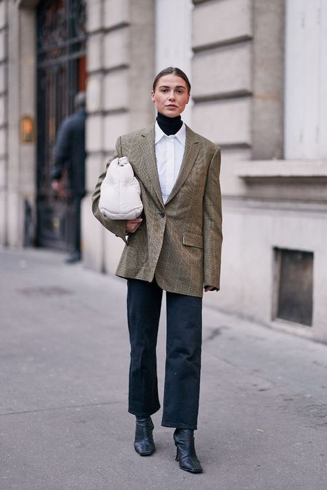 Paris fashion week street style fall 2019 Mode Dope, Emerging Designers Fashion, Pullover Outfit, Paris Fashion Week Street Style, Looks Street Style, The Best Street Style, Outfit Trends, Autumn Street Style, Best Street Style