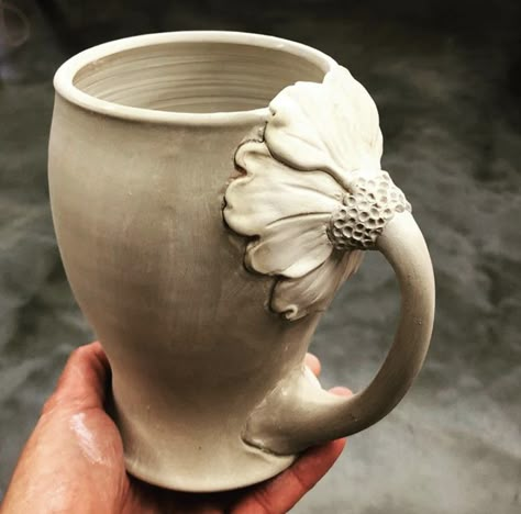 Decorating Ceramic Mugs, Flower Mug Pottery, Flower Handle Mug, Ceramic Handles Ideas, Greenware Ceramics, Ceramics Mug Ideas, Pottery Mugs Ideas, Pottery Mug Designs, Flower Ceramics