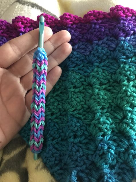 Diy Crochet Hook Handle, Crochet Hook Storage, Diy Crochet Hook, Crochet Hook Handles, Rainbow Loom Rubber Bands, Rainbow Loom Patterns, Rainbow Loom Designs, Crochet Handles, Crochet Tools