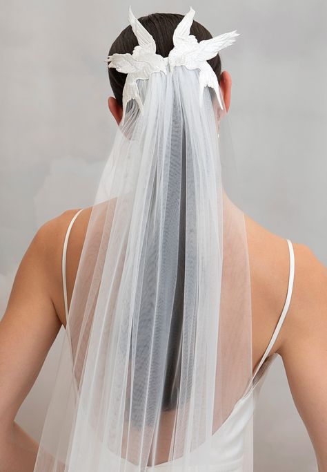 The chapel length Avain Veil is the perfect statement-making accessory for the daring romantic bride. Beautifully embroidered birds frame the back of the head as they 'kiss' while a soft layer of oyster tulle cascades down from underneath them. The veil effortlessly slides into the back of your hairstyle with a metal comb. Styled here with the Lipsy Gown. Cool Bridal Jewelry, Bird Veil Wedding, Wedding Veils Unique, Non Traditional Veil, Veil Hairstyles Hair Down, Unique Veils Wedding, Wedding Veil Alternatives, Ethereal Hairstyles, Wedding Veil Hair