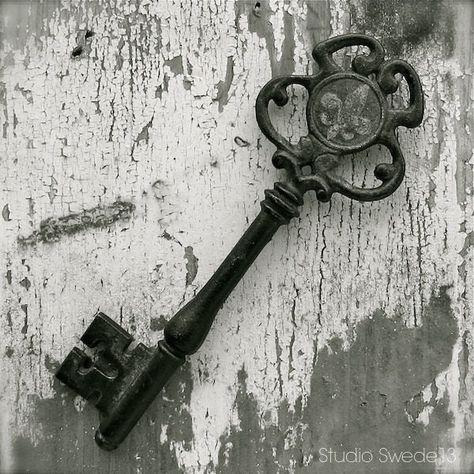 Title: KEY TO THE PAST Shabby fleur de lis skeleton key from days past...primitive old key still life photography in black and white. Rustic chic wall art decor for the modern farmhouse or coastal cottage.  PRINT DETAILS:  * Unmatted/unframed borderless print  * Premium archival luster finish photography paper * All images available in color, black and white or sepia * Watermarks will not appear on final product. * Not available via digital download. I offer quality, finished products only. * Co Skeleton Key Art, Chic Photography, Key Tattoo, Photography Still Life, Chic Wall Art, Key Art, Old Keys, Old Key, Fine Photography