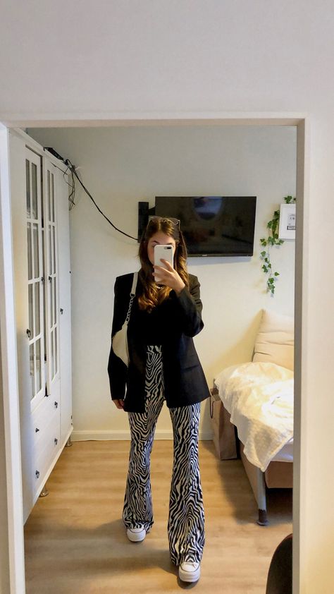 Zebra Top Outfit, Zebra Pants Outfit, Heels Outfits Casual, Zebra Print Outfits, Zebra Outfit, Heels Trendy, Zebra Pant, 2022 Outfits, Look Zara