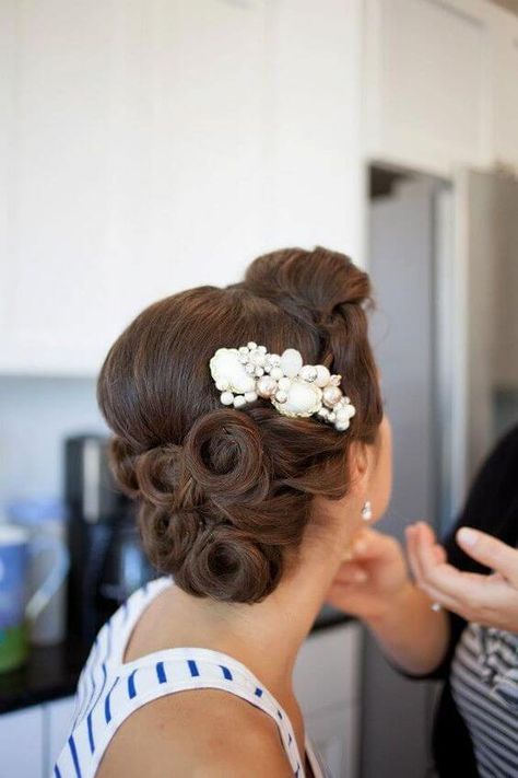 21 Vintage Wedding Hairstyles that Embody Elegance | weddingsonline Hairstyles Retro, Cabelo Ombre Hair, Vintage Wedding Hairstyles, Glam Hairstyles, Fish Hair, Vintage Updo, Retro Wedding Hair, Waterfall Wedding, Retro Hair