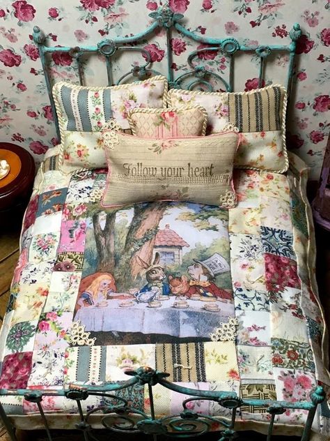 Alice In Wonderland Quilt Ideas, Alice In Wonderland Knitting Patterns, Alice In Wonderland Quilt Pattern, Alice In Wonderland Quilt, Dutch Wonderland, Alice In Wonderland Doll, Pretty Quilts, Alice Wonderland, Scrappy Quilt Patterns