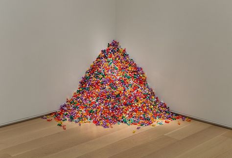 "Untitled" (Portrait of Ross in L.A.) | The Art Institute of Chicago Felix Gonzalez Torres, Visual Library, Queer Art, Famous Art, Art Institute Of Chicago, Sculpture Installation, Museum Of Modern Art, Conceptual Art, Installation Art