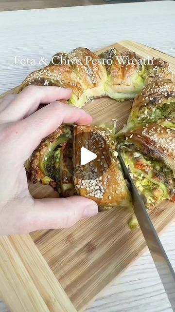 Meal Challenge, Garlic Clove, Egg Wash, Diet Meal, Mediterranean Diet Recipes, Mediterranean Diet, Sesame Seeds, Puff Pastry, Garlic Cloves