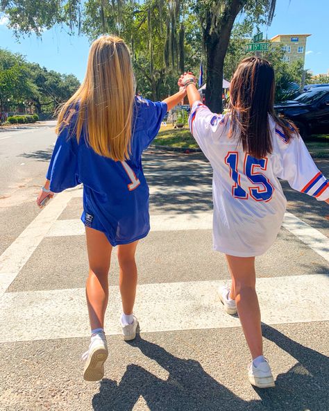 Gator Tailgate Outfit, Jersey Night Theme Outfit Football, Sports Jersey Aesthetic, Jersey Spirit Week Outfit, Jersey Pictures Photo Ideas, Gameday Jersey Outfit, Cowboys Jersey Outfit Woman, Ku Game Day Outfits, Jersey Theme Party Outfit