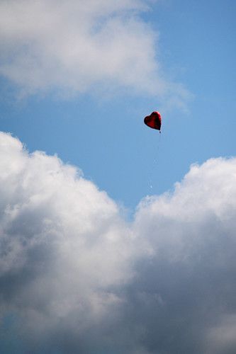 Palloncino Che Vola In Cielo, Happy Birthday In Heaven, Balloons Photography, Balloon Painting, Birthday In Heaven, Iphone Lockscreen Wallpaper, Bubble Balloons, Angels In Heaven, Heart Balloons