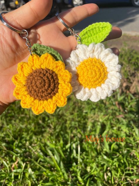 Crochet Sunflower & Daisy Keychain - a handmade, one-of-a-kind gift for any occasion. Perfect for teachers, friends, or loved ones. Brighten someone's day with this cheerful and unique Keychains Unique, Sunflower Gift Ideas, Shoe Crochet, Classy Bags, Purses Patterns, Daisy Keychain, Purse Patterns Free, Small Gifts For Friends, Daisy Bags