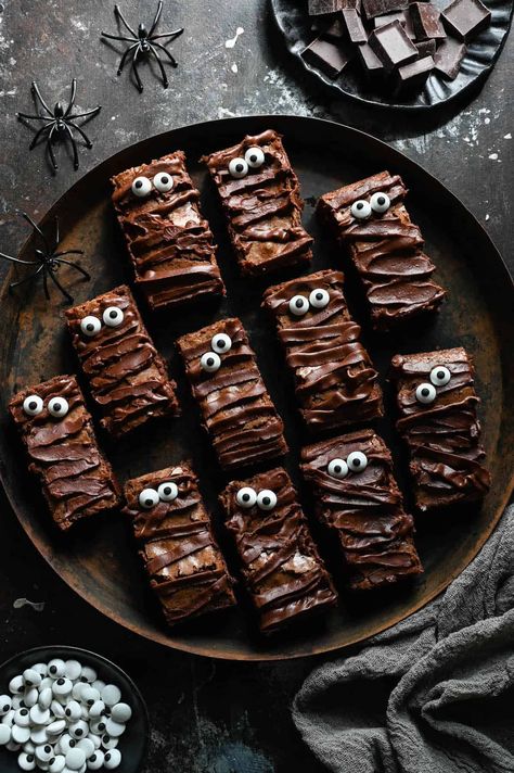 These Halloween brownies are for chocolate lovers. Instead of vanilla frosting, they are topped with chocolate ganache for the "bandages." Halloween Chocolate Treats, Easy Halloween Treats For Kids, Mummy Brownies, Food Polls, Decorated Brownies, Halloween Dessert Ideas, Autumn Desserts, Spooky Halloween Desserts, Halloween Brownies