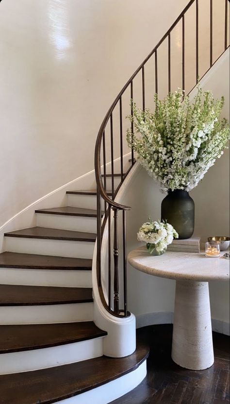 #home #homedecorideas #homedesign درابزين السلم, Staircase Decor, Stair Case, Curved Staircase, Modern Staircase, Hus Inspiration, House Stairs, Spiral Staircase, Dream House Interior