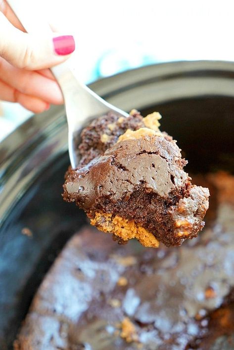 How to make crockpot brownie cookies that are gooey chocolate bites of brownies and chocolate chip cookies in one! Easy slow cooker dessert you'll love. #crockpot #slowcooker #brookies #brownies #brownie #cookies #dessert Crock Pot Brownies, Slow Cooker Dessert, Slow Cooker Brownies, Brookies Recipe, Cookie Dough Brownies, Crockpot Dessert Recipes, Chocolate Chip Cookie Mix, Yummy Desserts Easy, Crock Pot Desserts